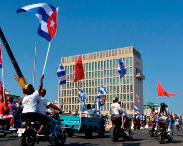 Motociclistas circulan frente a la embajada de los Estados Unidos ondeando banderas cubana mientras recorren el emblemáticos Malecón de La Habana en una singular caravana que demandó el fin del bloqueo que desde hace más de medio siglo mantiene Estados Unidos contra la isla, en La Habana, el 28 de marzo de 2021. Foto: Joaquín Hernández Mena/Trabajadores