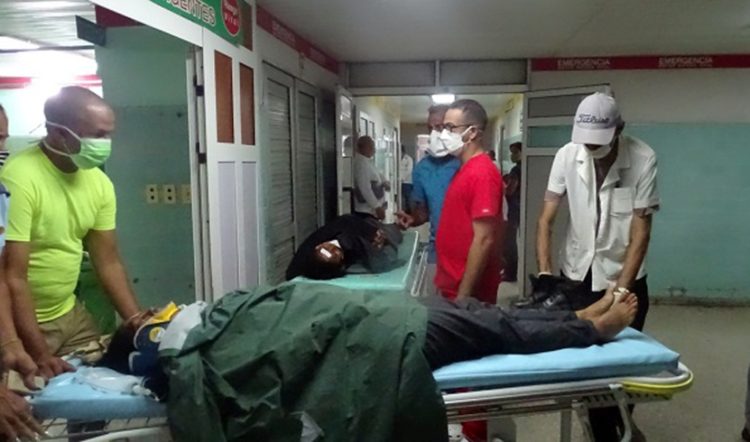Con prontitud se activó en el hospital Doctor Gustavo Aldereguía la atención a todos los lesionados. / Foto: Ángel Bermúdez Pupo.