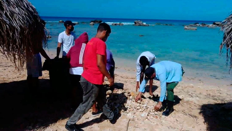 Jóvenes espirituanos contribuyeron al saneamiento ambiental del litoral sur. Foto: Tomada de Facebook