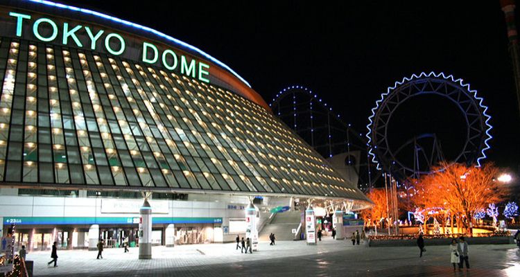 La entrada principal dle estadio Tokyo Dome, siempre iluminada