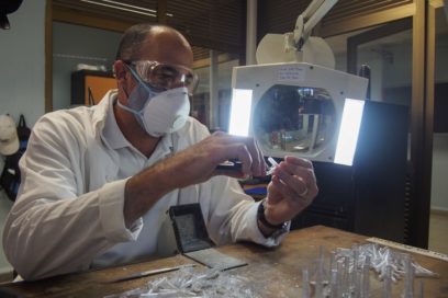 Centro de Neurociencias aumenta producción de dispositivos para enfrentar COVID-19