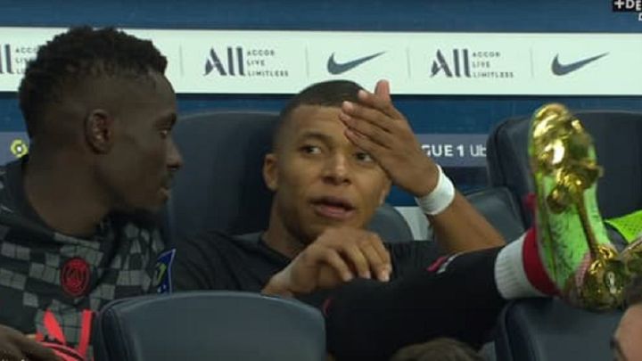 Mbappé en el banco del PSG. Foto: Diario as