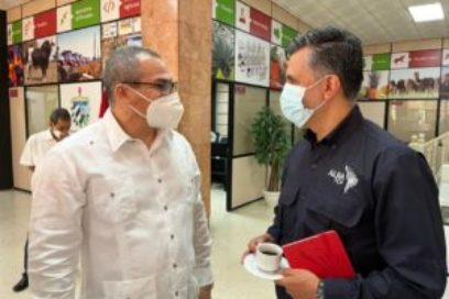 Dialoga Sacha Llorenti con viceministro de Agricultura de Cuba
