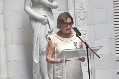 Imponen a Rosario Cárdenas la Orden de Caballero de las Artes y las Letras de Francia