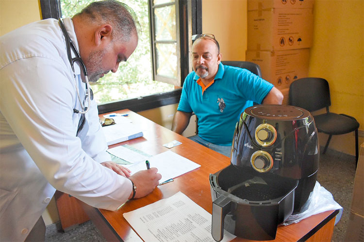 El doctor Alsina, del Hospital Oncológico, fue uno de los beneficiados con la venta de la freidora a trabajadores de diversos sectores con un elevado reconocimiento social. Foto: Alejandro Acosta Hechavarría