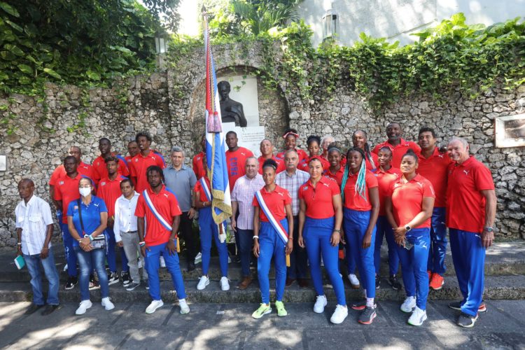 Ceremonia de abanderamiento de la delegación cubana que participará en el mundial de atletismo en Estados Unidos, realizada en la Fragua Martiana, en La Habana. Foto Roberto Morejón Rodríguez