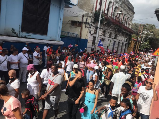 El Desfile de la Serpiente atravesó la emblemática arteria Aguilera, en la Ciudad Héroe. Foto: Arleen Labañino.