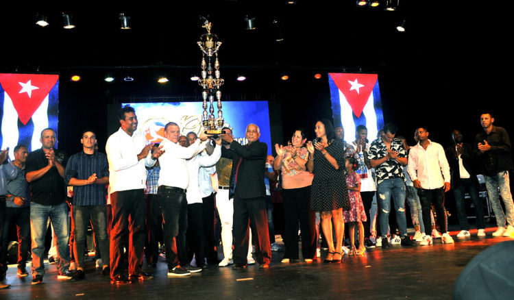 Carlos Martí levanta de nuevo el trofeo de Campeón de la 61 Serie Nacional de Béisbol. Foto: José Raúl Rodríguez Robleda