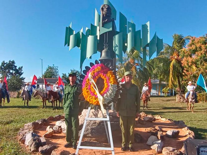 Junto al monumento en Mangos de Roque, se conmemoró el aniversario 127 de la entrada de la columna invasora al poblado. Foto: Evelyn Corbillón Díaz