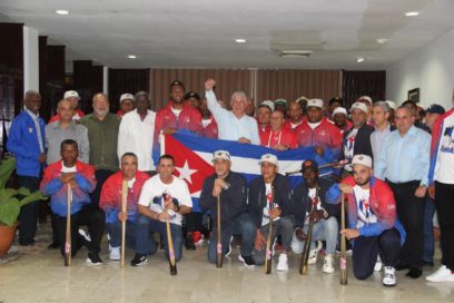 Recibió presidente de Cuba a equipo de béisbol