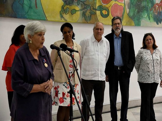 The Félix Varela Medal is awarded to Cuban intellectual Luisa Campuzano • Workers