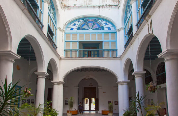 Patio interior de la casona de los condes de Jaruco, en la Plaza Vieja del Centro Histórico. Foto: Cortesía OHCH