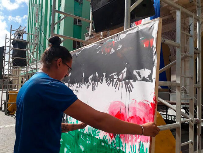 Artistas plásticos pintaron la sangre del.pueblo palestino que hoy se derrama. Foto: Lourdes Rey