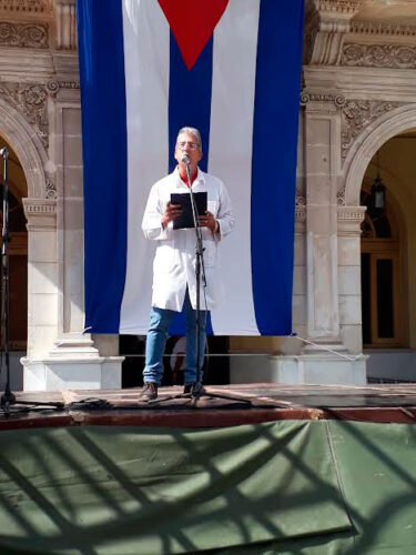 Juan Carlos Dupuy,  primer jefe de la brigada médica cubana Henry Reeve se unió a la denuncia y desde su experiencia humanitaria en ocho misiones  expresó: Viva Palestina. Foto: Lourdes Rey