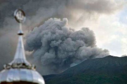 Volcán causa 13 muertes en Sumatra