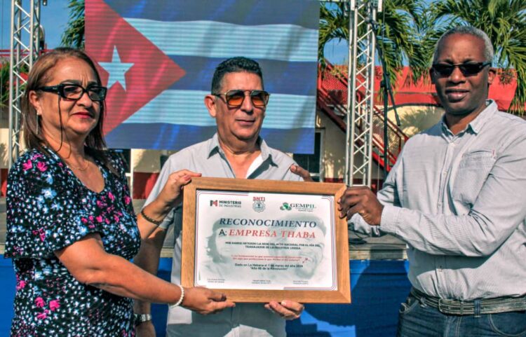 Recibe Segundo Linares Ramírez, director general de la Empresa Talabartería Thaba, recibe reconocimiento por la destacada labor de la institución dentro del sector. Foto: Heriberto González Brito
