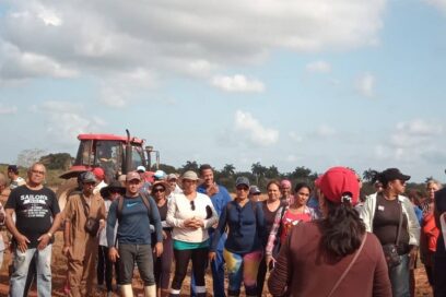 Heroína con «Heroínas» sindicales en el surco