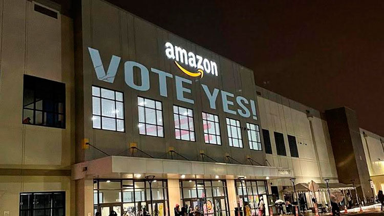 Gracias a una novedosa campaña que tuvo como lema Vote Yes (Vote Sí) los trabajadores del almacén JFK8, en Staten Island, Nueva York, constituyeron el Amazon Labor Union, sindicato independiente con el que ahora tienen que negociar Jeff Bezos y su equipo de empleadores. Foto: @illuminator99