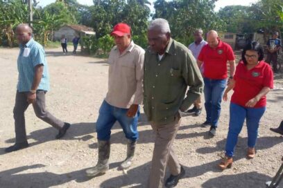 Visita Esteban Lazo zonas productivas y sociales en el centro de Cuba
