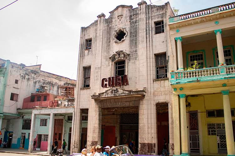 El cine Cuba tenía una capacidad reducida, solo 900 butacas. Hoy su interior es lugar de una carpintería. Foto: Alejandro Acosta Hechavarría