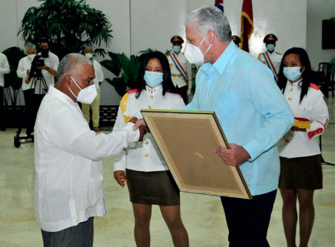 Momento en que se le entregó el Título Honorífico de Héroe del Trabajo de la República de Cuba. 