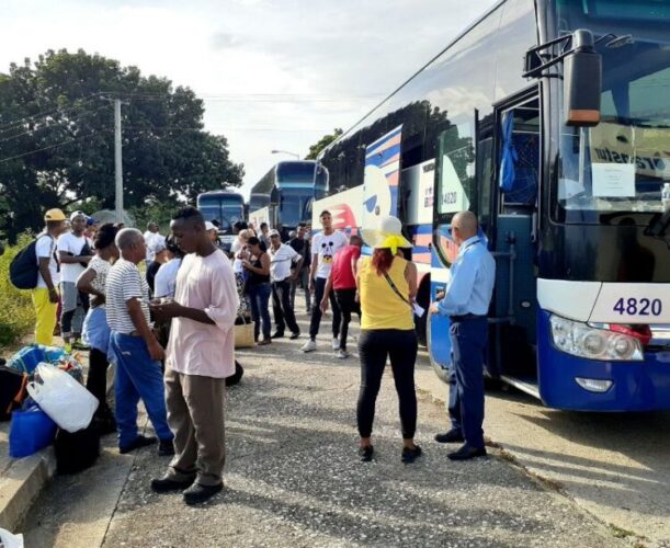 Momentos en que partieron el fin de semana desde Guantánamo hacia La Habana. (Foto: Venceremos)