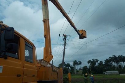 Brigadas de linieros prestos a recuperar sistema eléctrico en territorios afectados por Helene