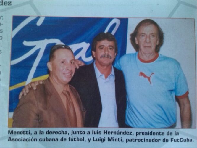 César Luis Menotti visita Cuba durante el año 2005. El renombrado técnico argentino imparte clínicas a especialistas durante 10 días y se comienza a charlar del inicio de una escuela “menottista” en la Isla.