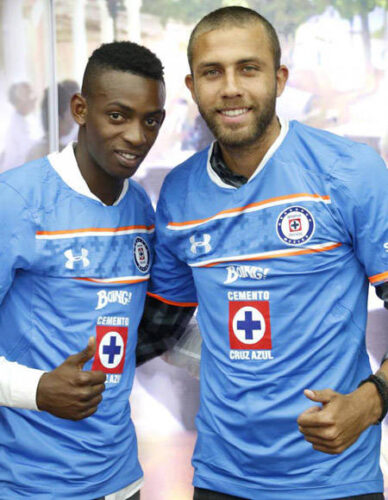 Maykel Reyes (izquierda) y Abel Colón (derecha) fueron los dos primeros jugadores en ser contratados en ligas de Centroamérica bajo el amparo de la AFC. Ambos firmaron por el Cruz Azul Hidalgo en el período de finales de 2015, inicio de 2016.