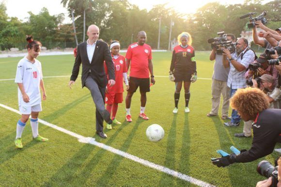 El presidente de la FIFA, Gianni Infantino, reinaugura el 29 de abril de 2017 la cancha del Estadio La Polar tras completar la instalación del césped artificial, primero de su clase en Cuba.