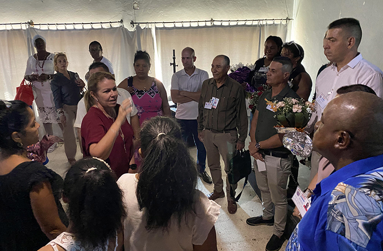 Isdalis Rodríguez Rodríguez, segunda secretaria de la Central de Trabajadores de Cuba, explica a sindicalistas del comercio, la gastronomía y los servicios sobre la importancia de la labor sindical entre los trabajadores no estatales. Foto: Alejandro Acosta Hechavarría