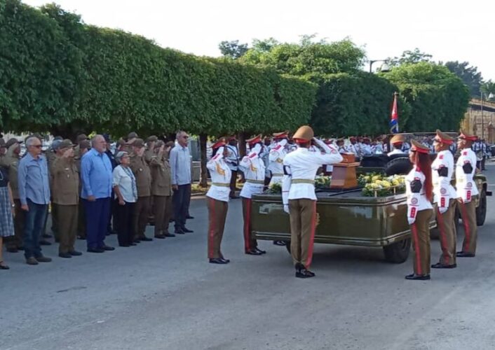 Ofrendas de Raúl Castro y Díaz-Canel para el General Cervantes Tablada