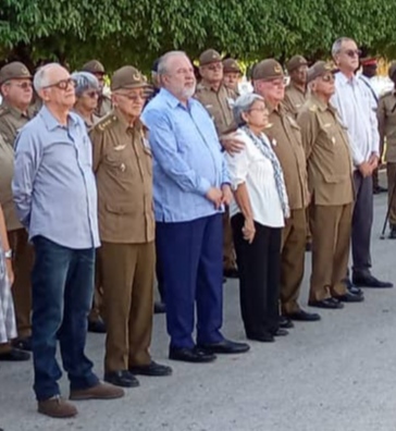 Ofrendas de Raúl Castro y Díaz-Canel para el General Cervantes Tablada