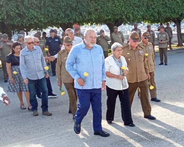 Ofrendas de Raúl Castro y Díaz-Canel para el General Cervantes Tablada