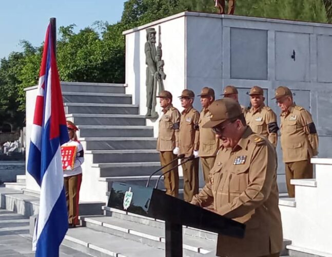 Ofrendas de Raúl Castro y Díaz-Canel para el General Cervantes Tablada