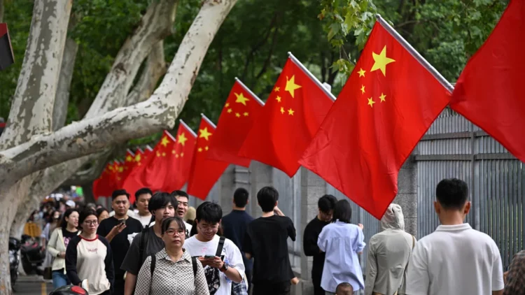 Las banderas nacionales engalanan en las calles de Nanjing, en el este de China, para celebrar el 75º aniversario de la fundación de la República Popular. Foto: Future Publishing/Getty Images