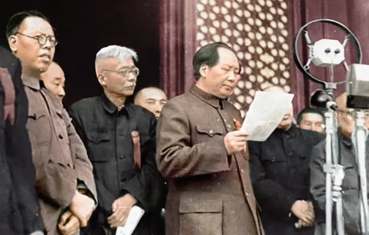 Mao Zedong durante su discurso de proclamación de la República Popular China el 1 de octubre de 1949. Fuente: Orihara