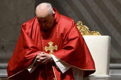El Vaticano informa que el Papa muestra leve mejoría, pero se mantiene con pronóstico reservado