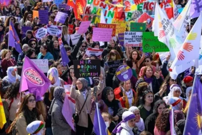 Féminas rechazan desigualdades en protestas en Estambul